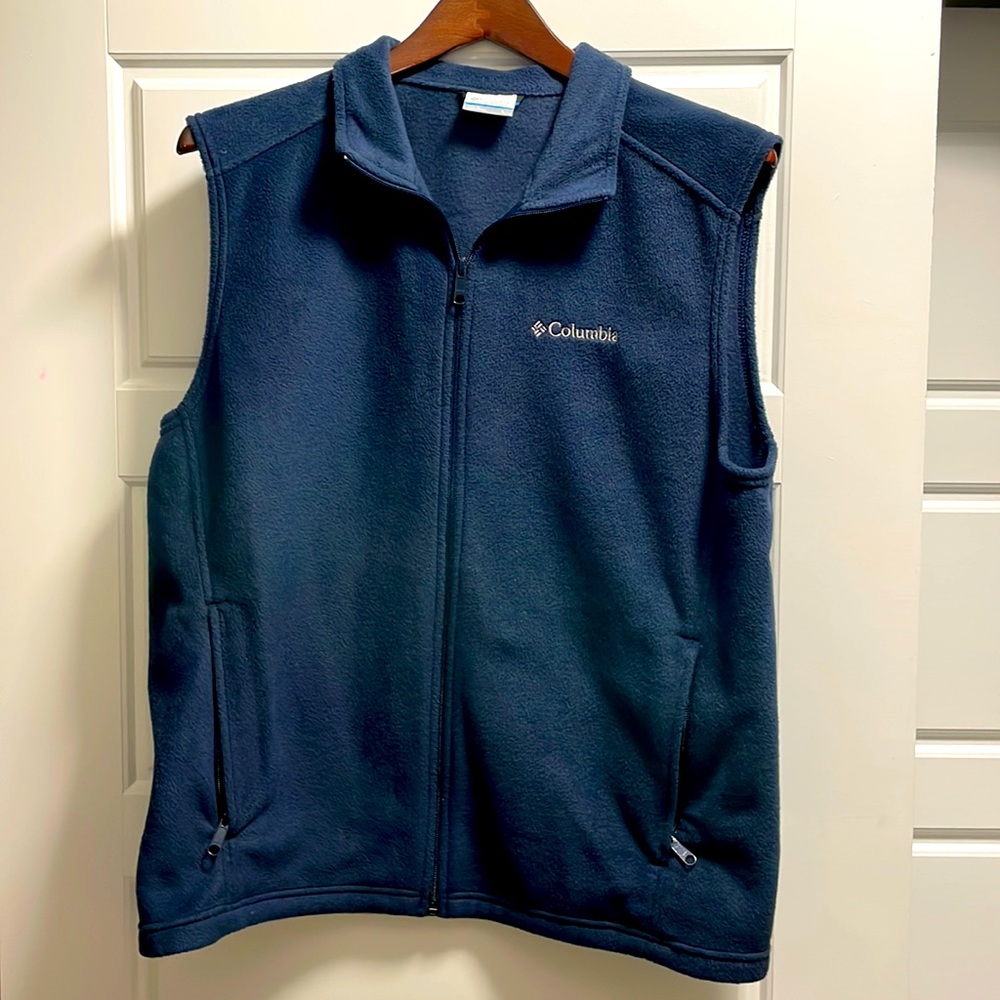 Mens navy Columbia vest. Size L